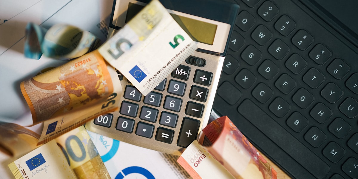 Calculadora e laptop representando custo de criação de sites