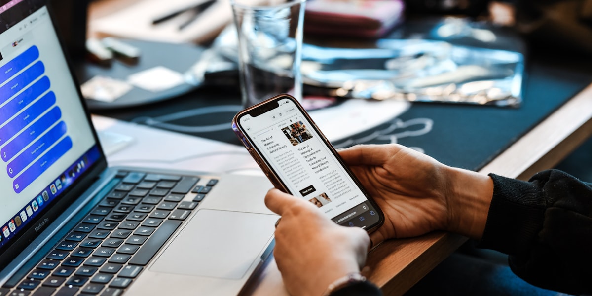 Smartphone com Instagram e link na bio