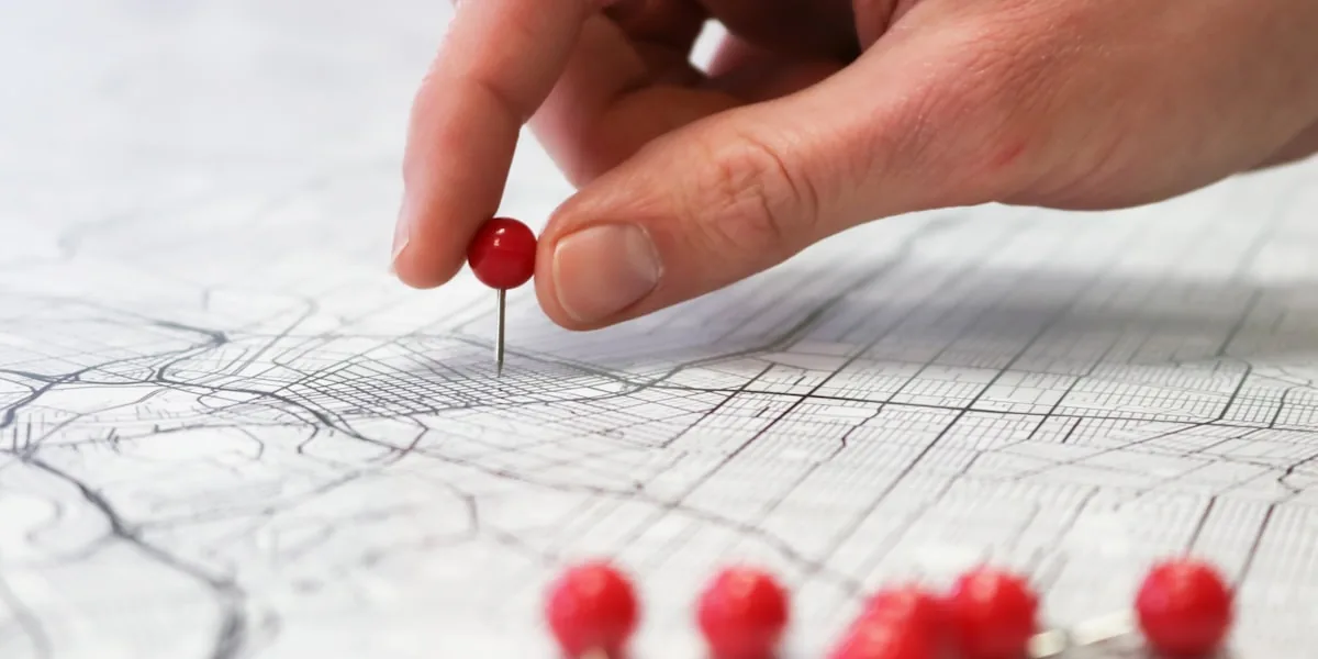 Pin de localização marcado no mapa de uma cidade