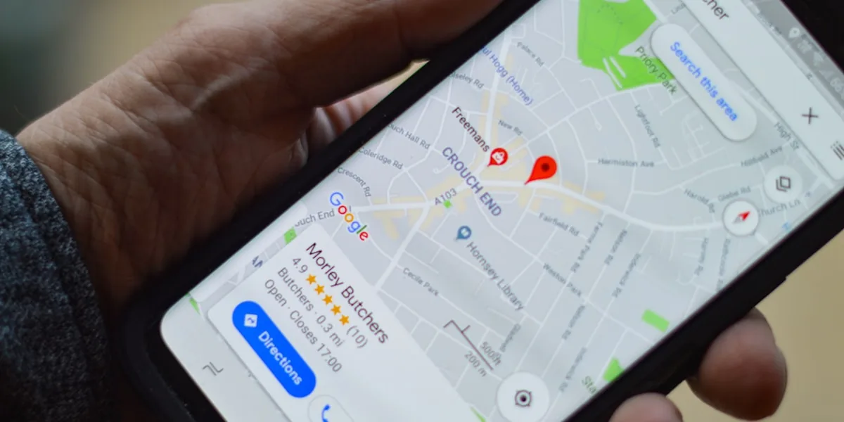 Google Maps no celular mostrando negócio local com avaliações