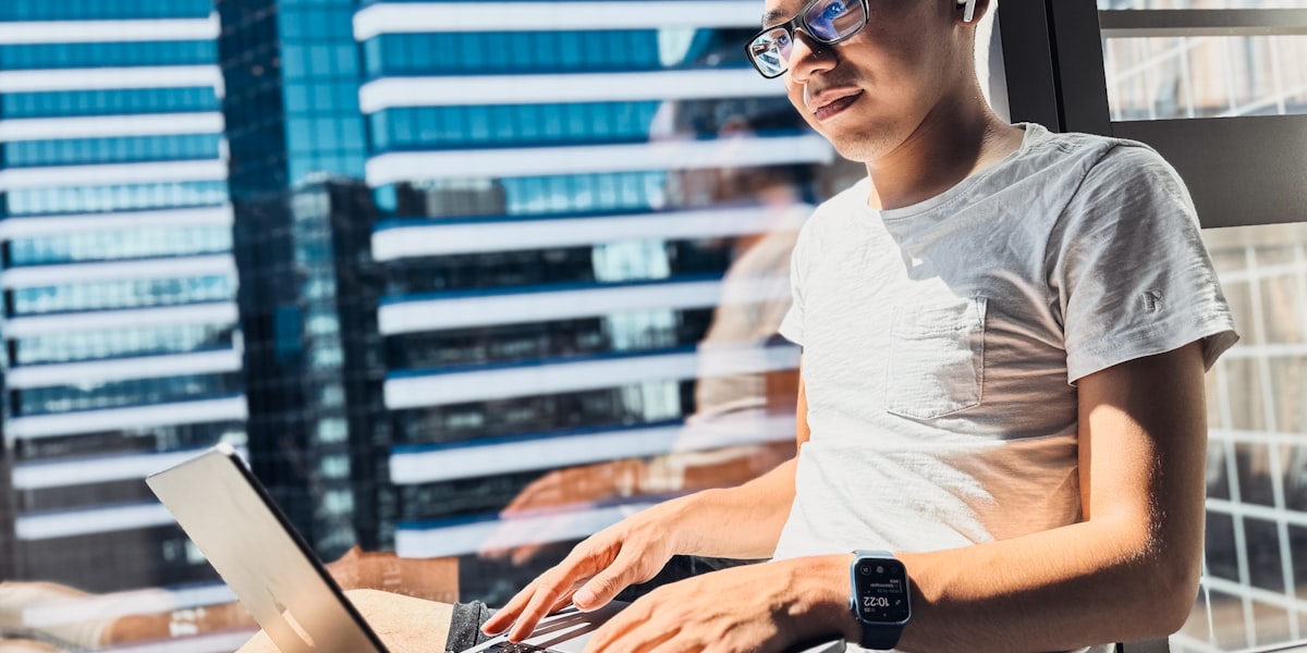 Profissional autônomo trabalhando em laptop com marketing digital