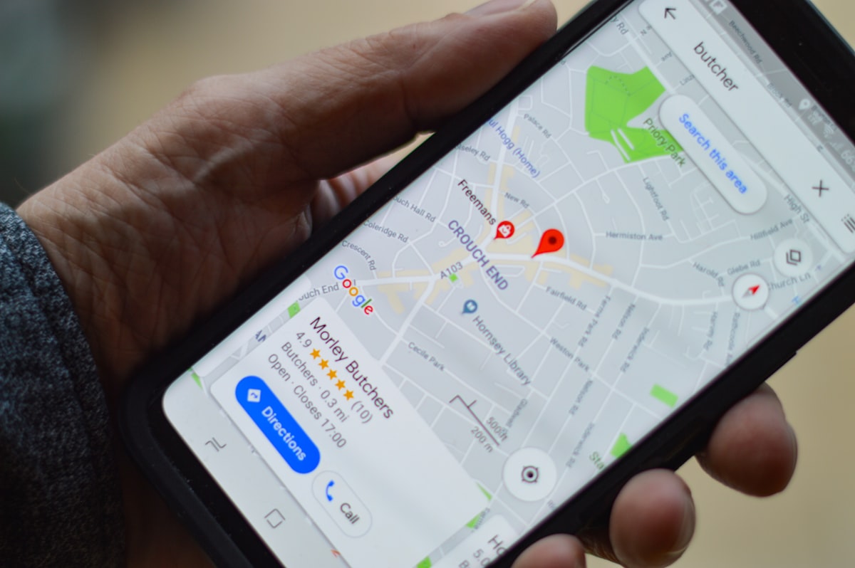 Smartphone mostrando perfil de empresa no Google Maps