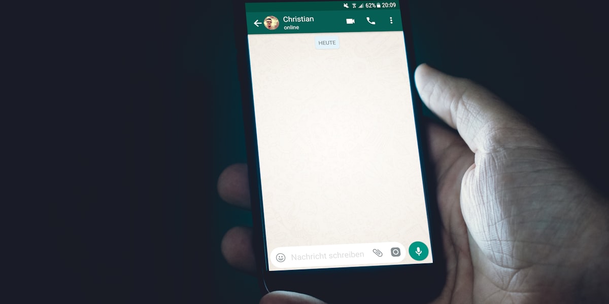 Smartphone com aplicativo de mensagens e comunicação