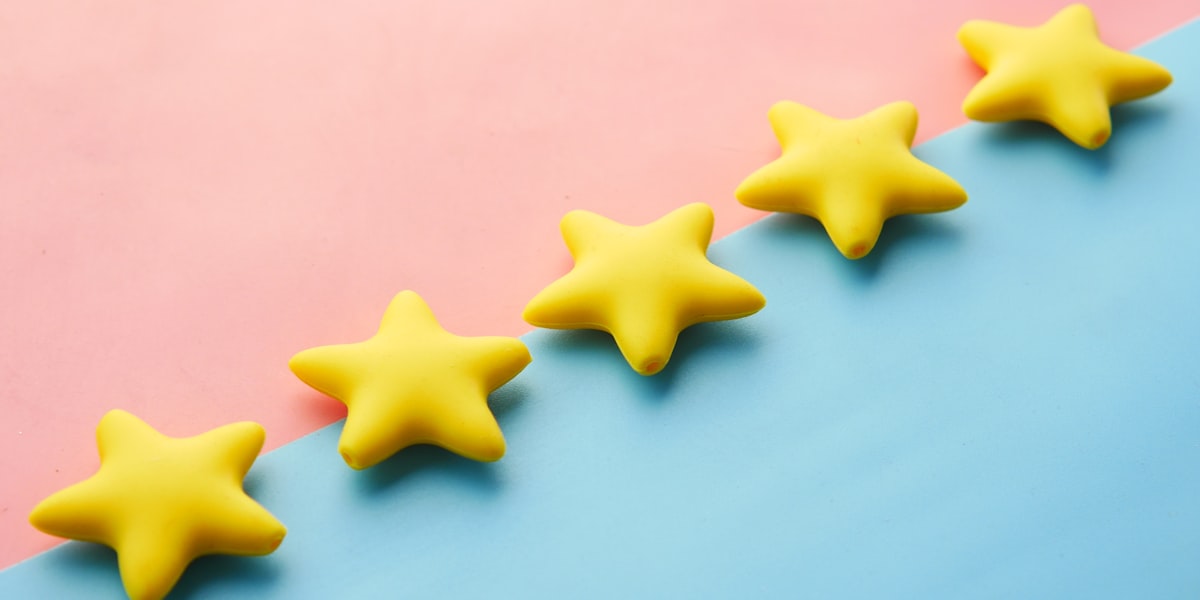 Estrelas de avaliação representando reviews 5 estrelas