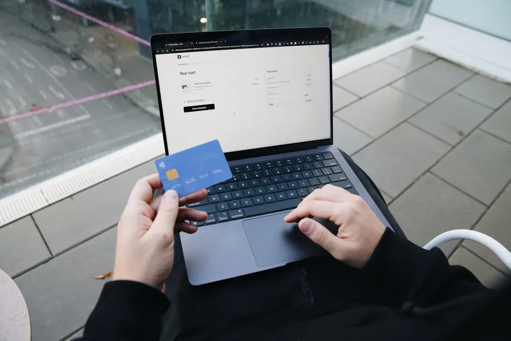Pessoa finalizando uma compra online com cartão